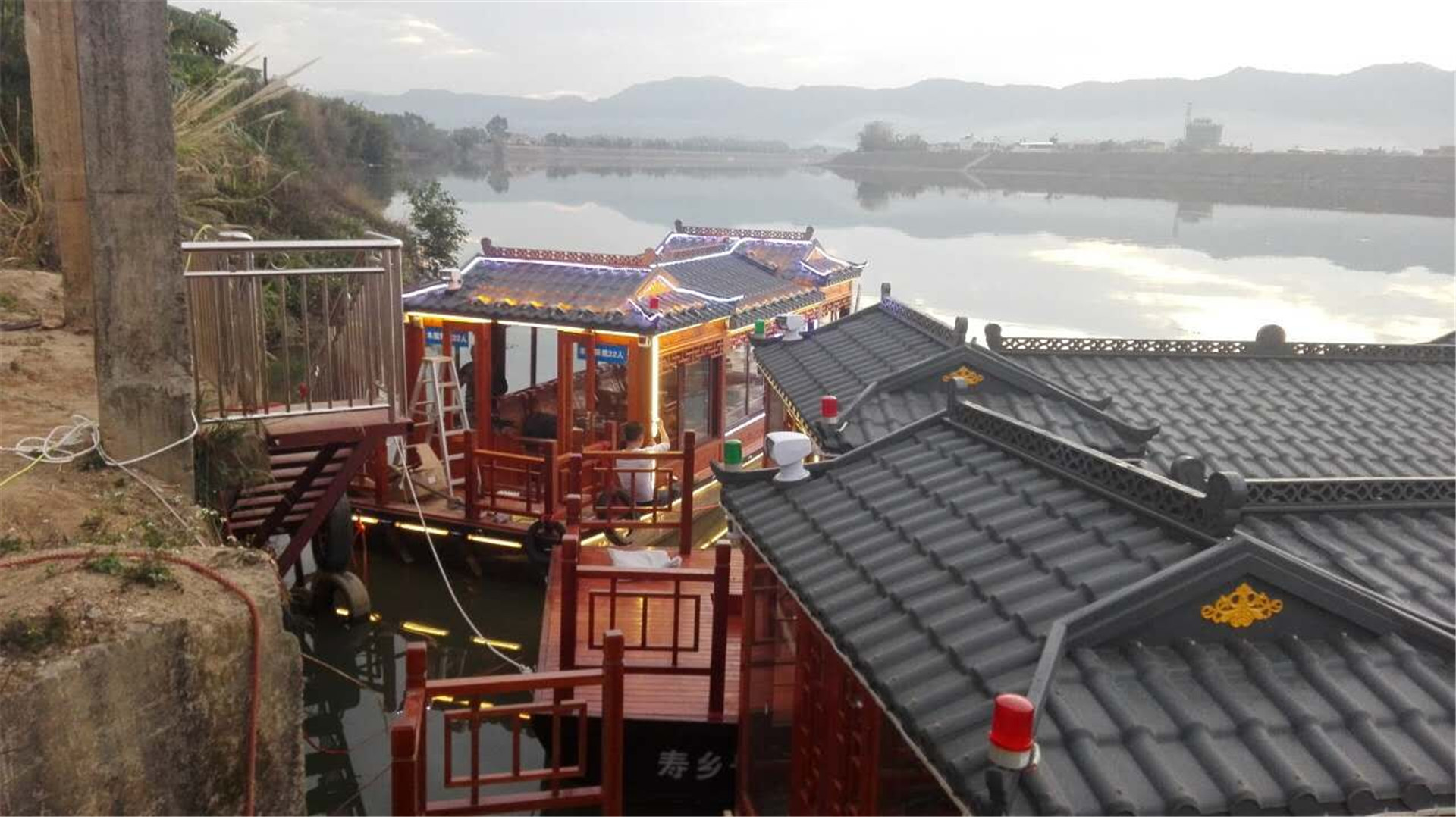 正當初秋好時(shí)節，卻又趕上國慶節假日，快來(lái)一起畫(huà)舫船上游明湖~